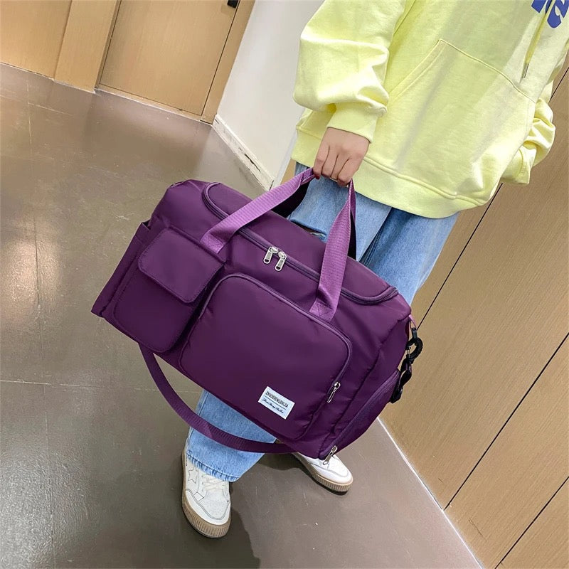 "Lila Damen-Reisetasche mit Schuhfach und mehreren Taschen, ideal für Reisen und Sport, robust und wasserdicht."