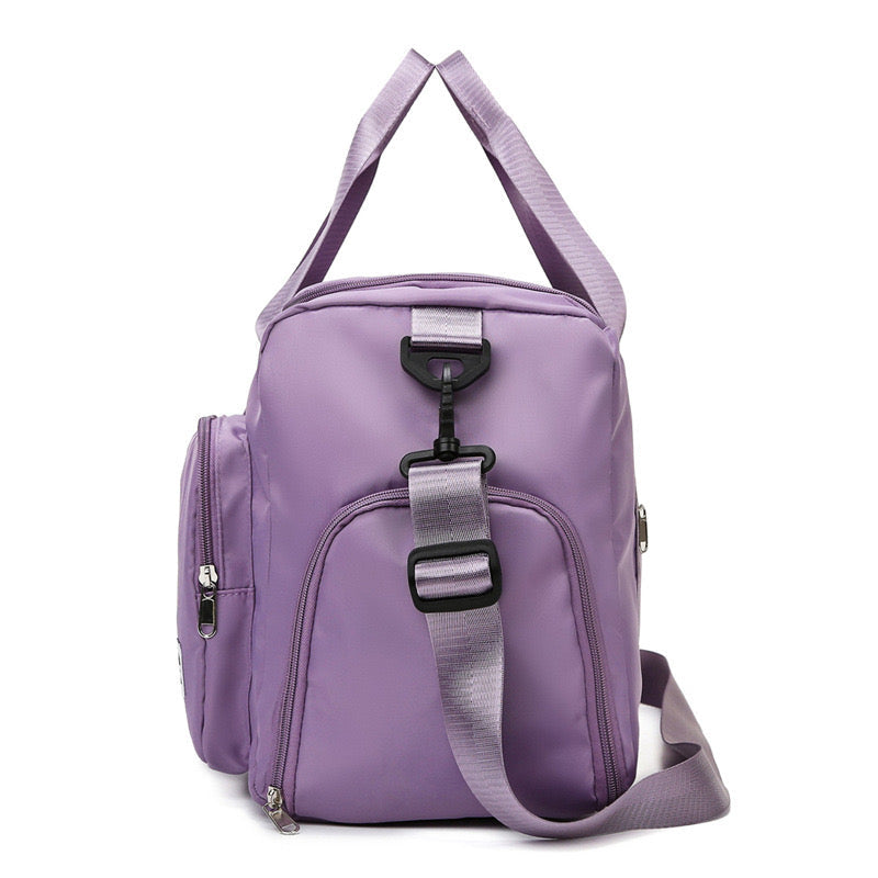 "Lila Damen-Reisetasche mit Schuhfach und mehreren Taschen, ideal für Reisen und Sport, robust und wasserdicht."