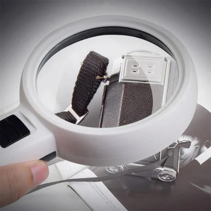 "Lupe mit 30-facher Vergrößerung, großes Glas, zwölf LED-Lichter, seniorenfreundlich, detailreiche Ansicht."