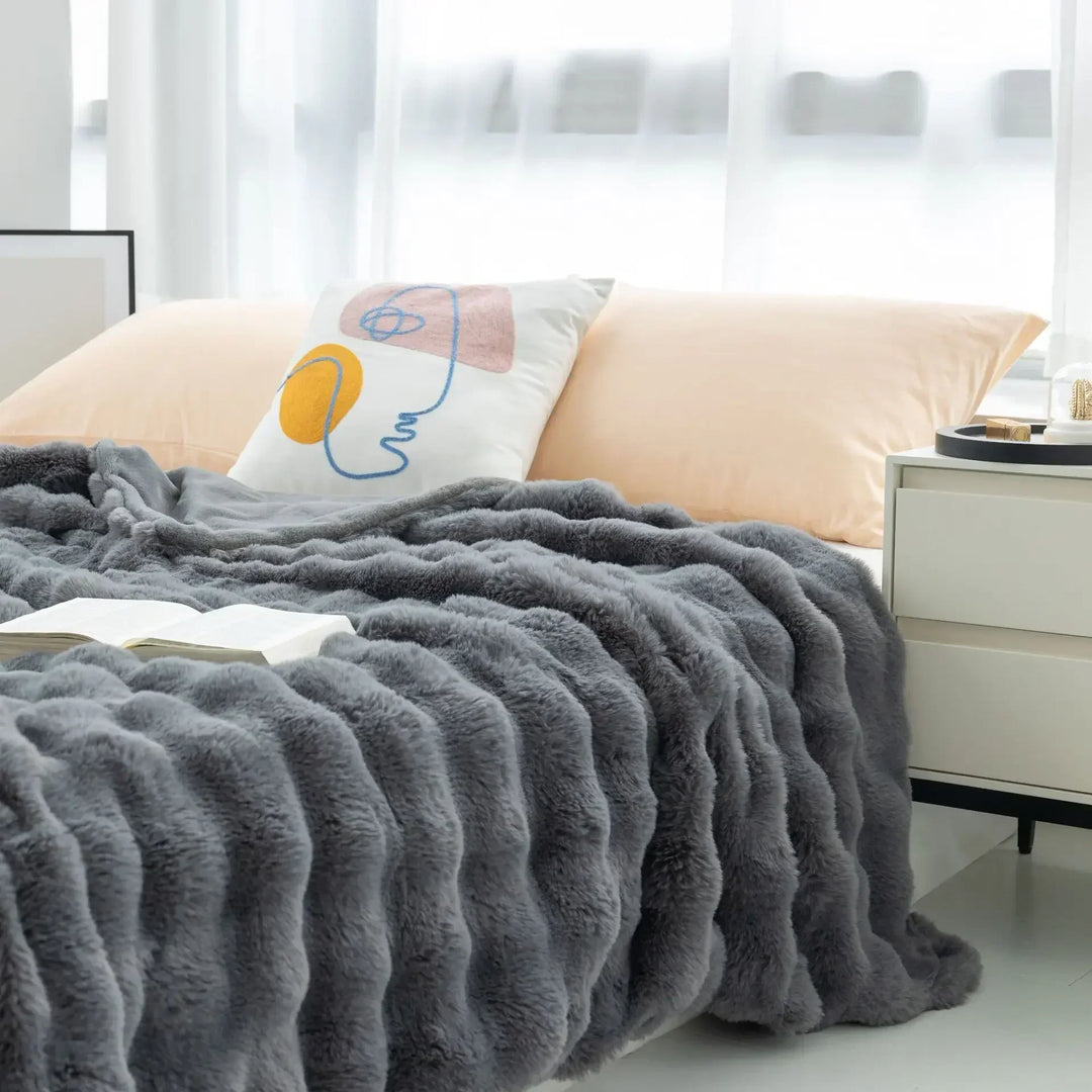 "Luxuriöse Doppelseitige Kunstfell-Decke in elegantem Design, flauschig weich, stilvoller Überwurf für Couch oder Bett."