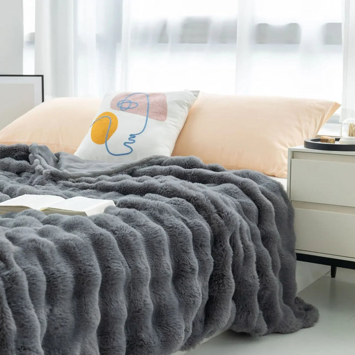 "Luxuriöse Doppelseitige Kunstfell-Decke in elegantem Design, flauschig weich, stilvoller Überwurf für Couch oder Bett."