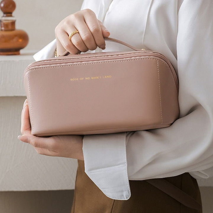 Luxuriöse, geräumige Kosmetiktasche mit elegantem Design, ideal für stilbewusste Frauen zur Aufbewahrung von Kosmetik.