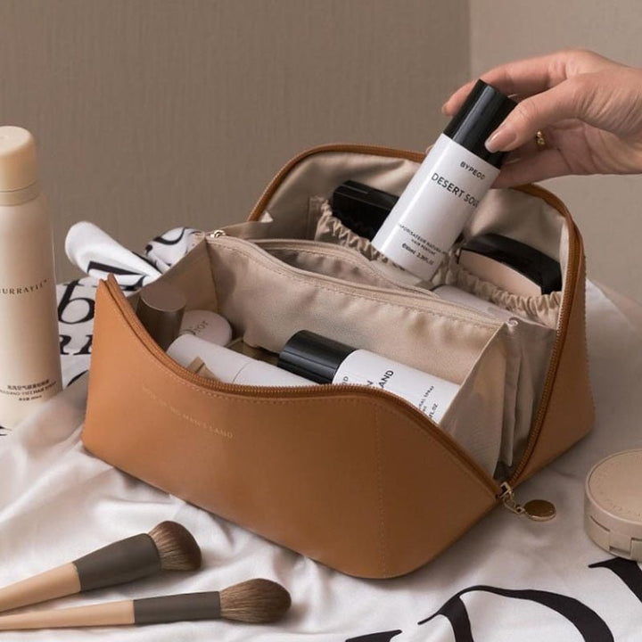 Luxuriöse, geräumige Kosmetiktasche mit elegantem Design, ideal für stilbewusste Frauen zur Aufbewahrung von Kosmetik.