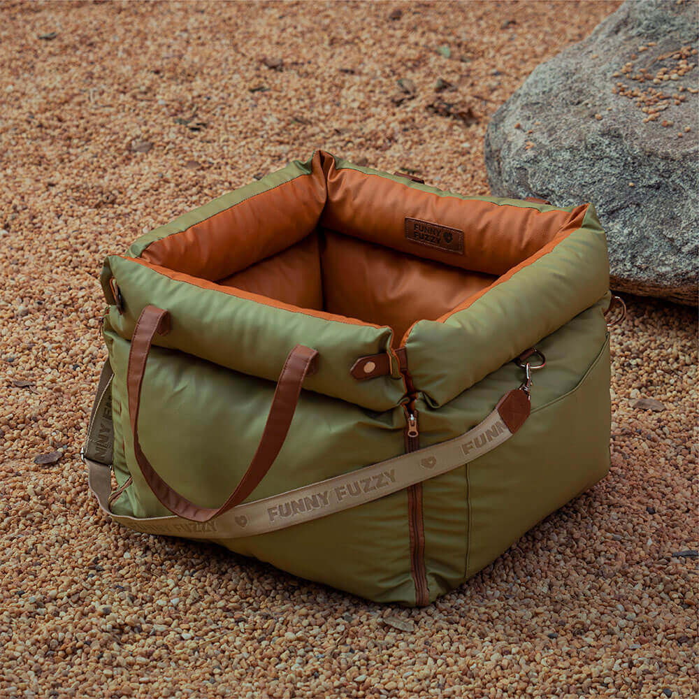 Luxuriöser Hundeautositz mit Kunstleder, Plüschfutter und Sicherheitsgurt, ideal für komfortable und sichere Autofahrten.