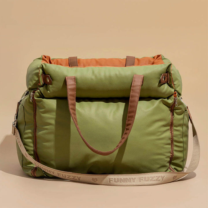 Luxuriöser Hundeautositz mit Kunstleder, Plüschfutter und Sicherheitsgurt, ideal für komfortable und sichere Autofahrten.