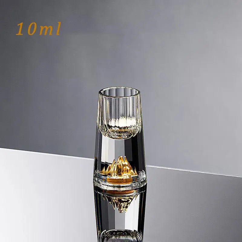 "Luxus Kristall Whiskeyglas, elegante Form, hochwertige Transparenz, perfektes Esstisch-Accessoire für Whiskey-Liebhaber."