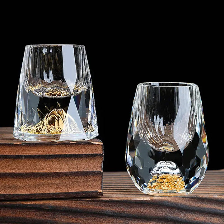 "Luxus Kristall Whiskeyglas, elegante Form, hochwertige Transparenz, perfektes Esstisch-Accessoire für Whiskey-Liebhaber."
