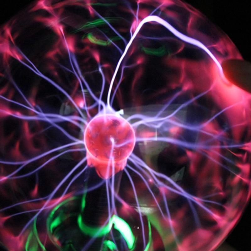 "Magische LED-Plasmakugel mit Glasdesign, erzeugt farbenfrohe Lichtstrahlen, reagiert auf Berührung, ideal als Nachtlicht."