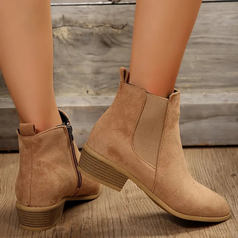 Modern men's leather Chelsea boots in a rich brown hue, designed for everyday versatility and a comfortable fit.