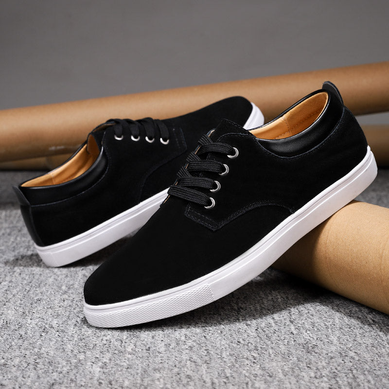 Man wearing versatile men's casual sneakers, showcasing effortless street style & everyday comfort.