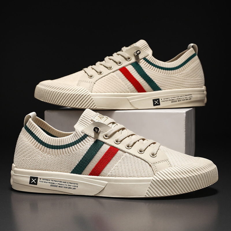 Low-top men's athletic sneakers, lightweight and breathable, perfect for casual style and comfort.