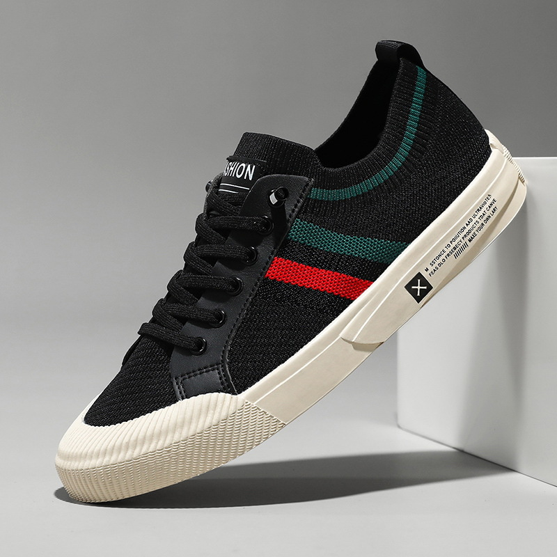Functional men's lace-up walking shoes. Lightweight & breathable for everyday athletic activities.