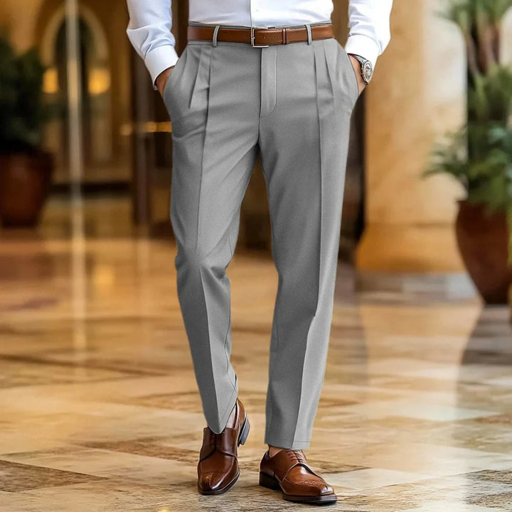 Tailored men's summer trousers, relaxed fit with a pleated front. Ideal for smart casual fashion and breathable comfort.