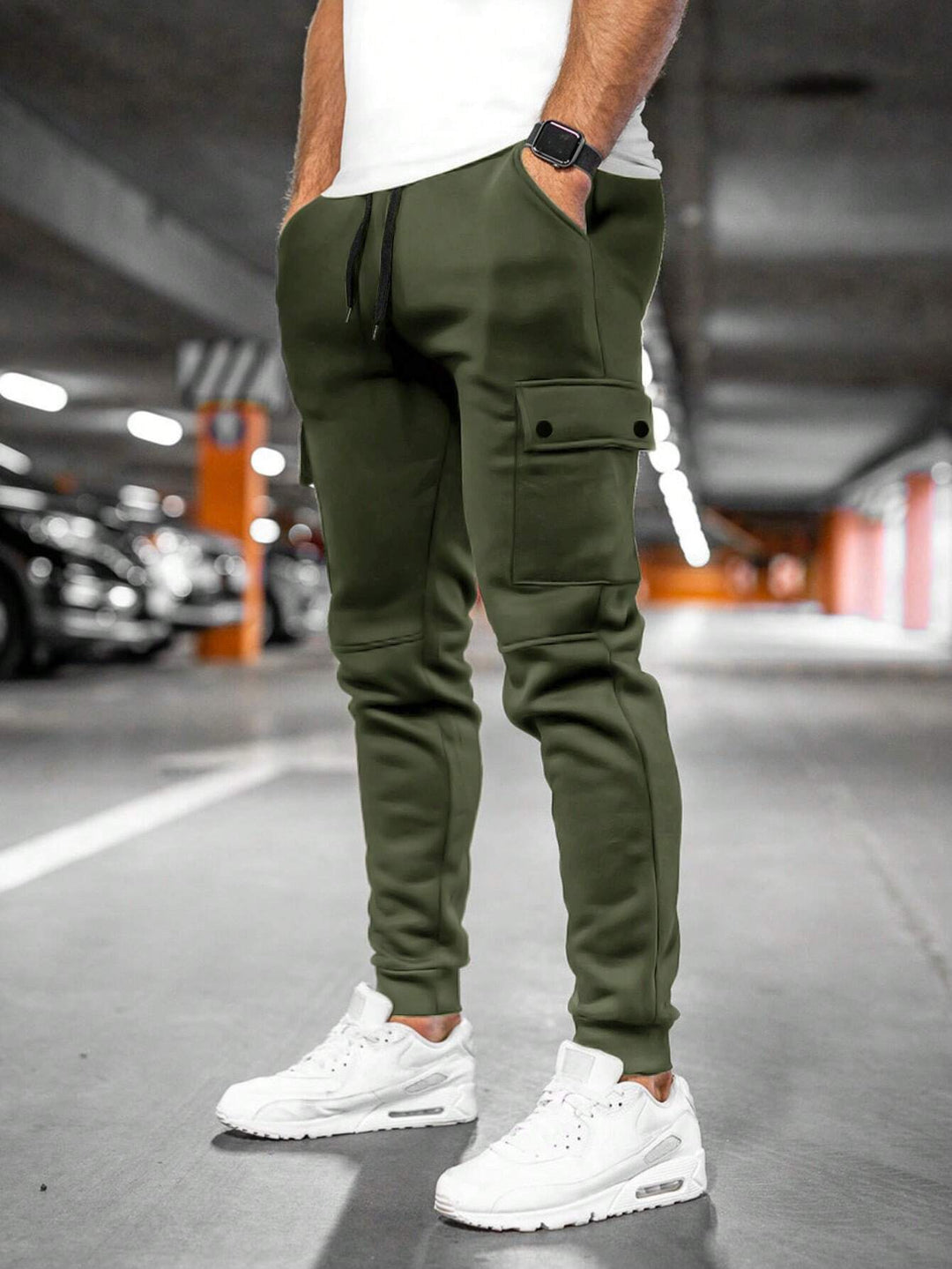 Men's slim-fit black jogger pants, cargo pocket, perfect for a trendy streetwear look.
