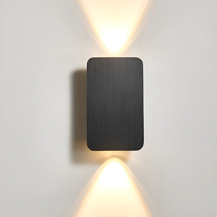 Minimalistische LED-Wandleuchte für stilvolles Wohnen, rechteckiges Design, warme Lichtquelle, energieeffizient, Aluminium.