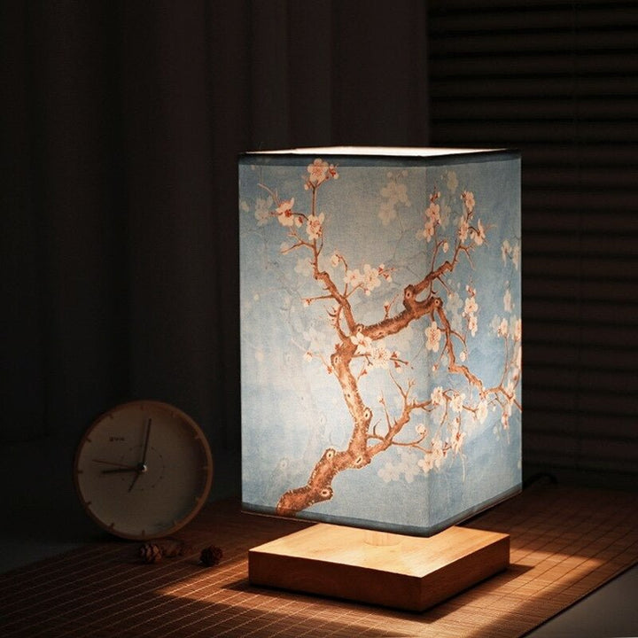 "Minimalistische Tischlampe mit rotem Blumenmuster, japanisch-skandinavisches Design, aus Bambus und Holz."