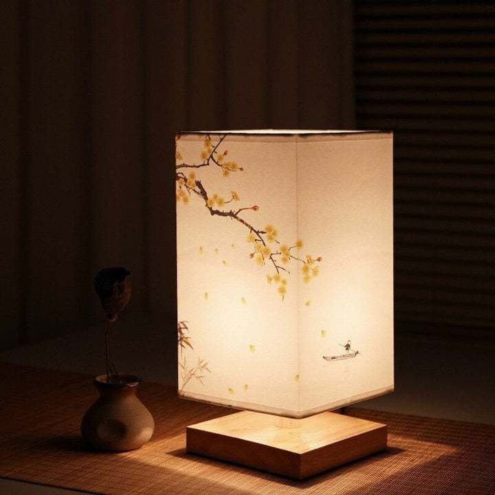 "Minimalistische Tischlampe mit rotem Blumenmuster, japanisch-skandinavisches Design, aus Bambus und Holz."