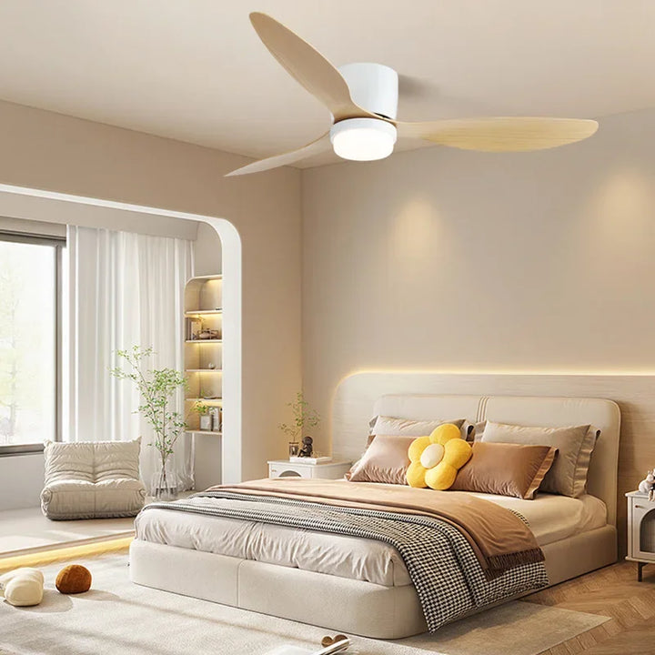 Minimalistischer LED-Deckenventilator mit Fernbedienung, stilvolles Design, energieeffiziente Beleuchtung, weiße Ausführung.
