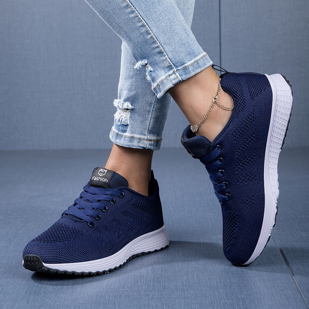"Moderne atmungsaktive Damen-Sneaker, ideal für Freizeit und Sport, mit sicherem Schnürverschluss in Weißgrau."