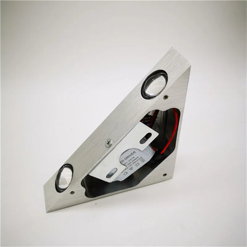 "Moderne dreieckige LED-Wandleuchte aus Aluminium, PrismShine, für stilvolle Raumakzente und gemütliches Licht."