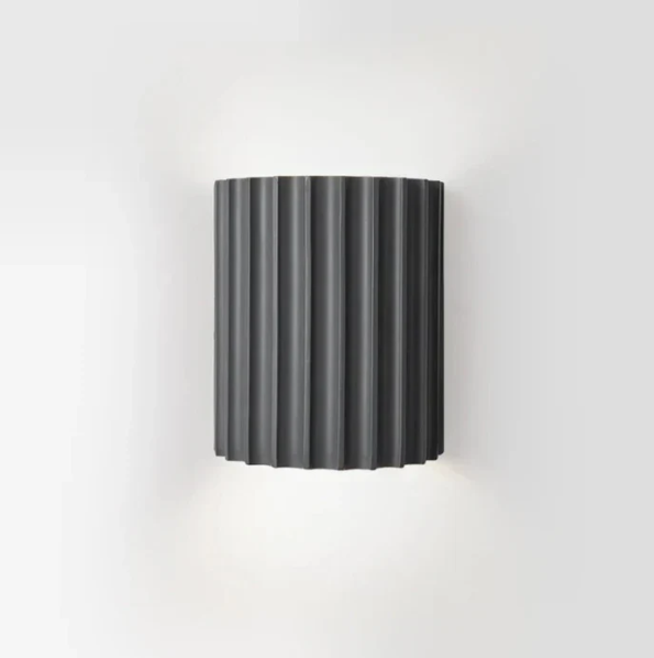 "Moderne Harz-Wandlampe mit stilvollem Design und warmem Licht, passend für skandinavische und minimalistische Räume."