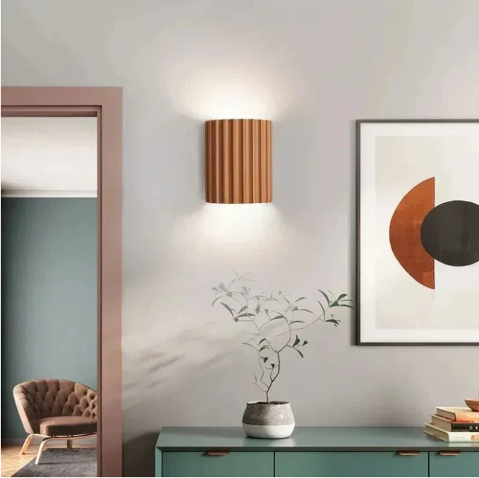 "Moderne Harz-Wandlampe mit stilvollem Design und warmem Licht, passend für skandinavische und minimalistische Räume."