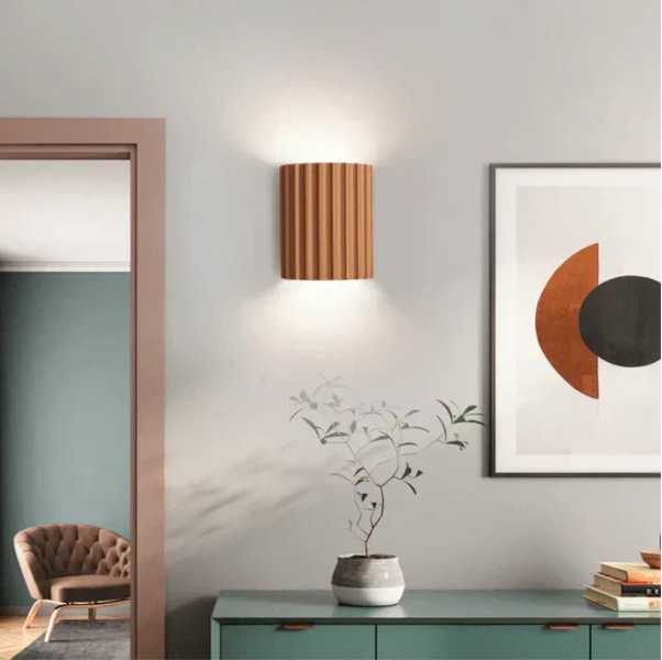 "Moderne Harz-Wandlampe mit stilvollem Design und warmem Licht, passend für skandinavische und minimalistische Räume."