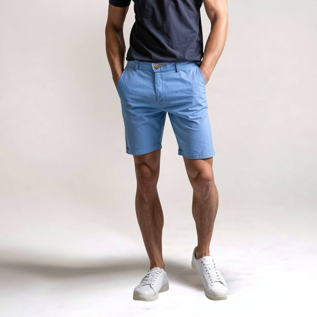 Moderne Herren-Shorts aus leichtem, atmungsaktivem Material mit dehnbarem Bund und lässigem Stil für Komfort.