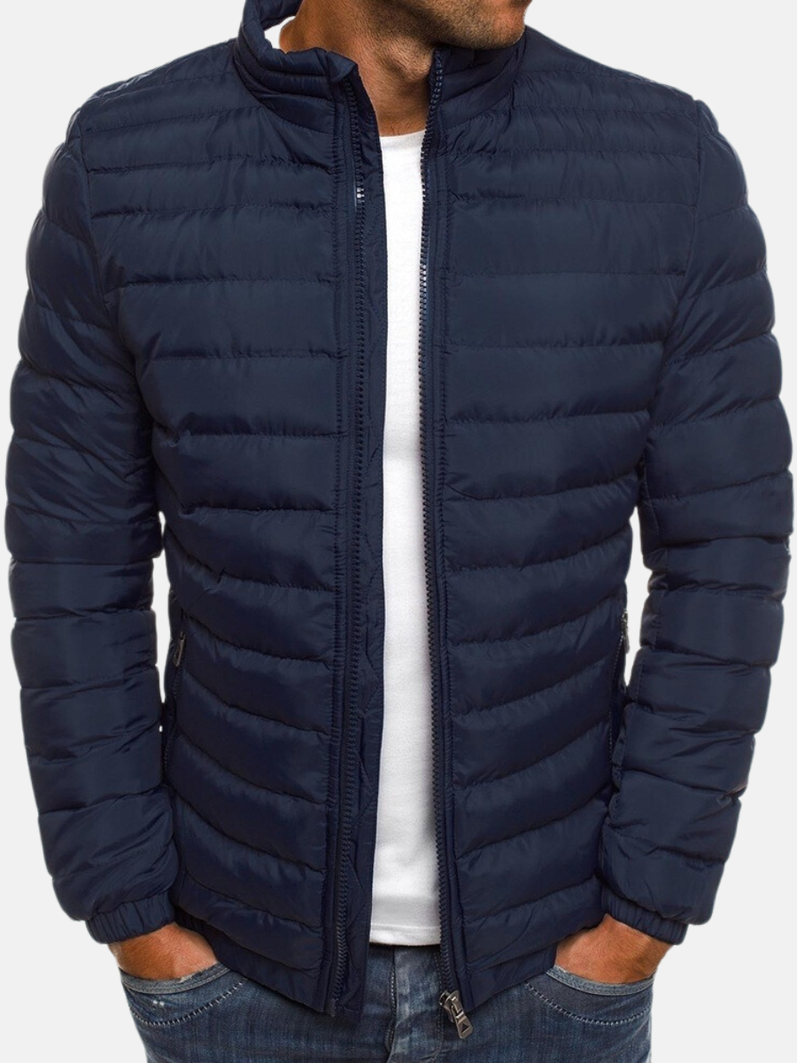 "Moderne Herren Steppjacke mit verstellbarer Kapuze, stilvolles urbanes Design, ideal für kaltes Wetter, funktionell elegant.
