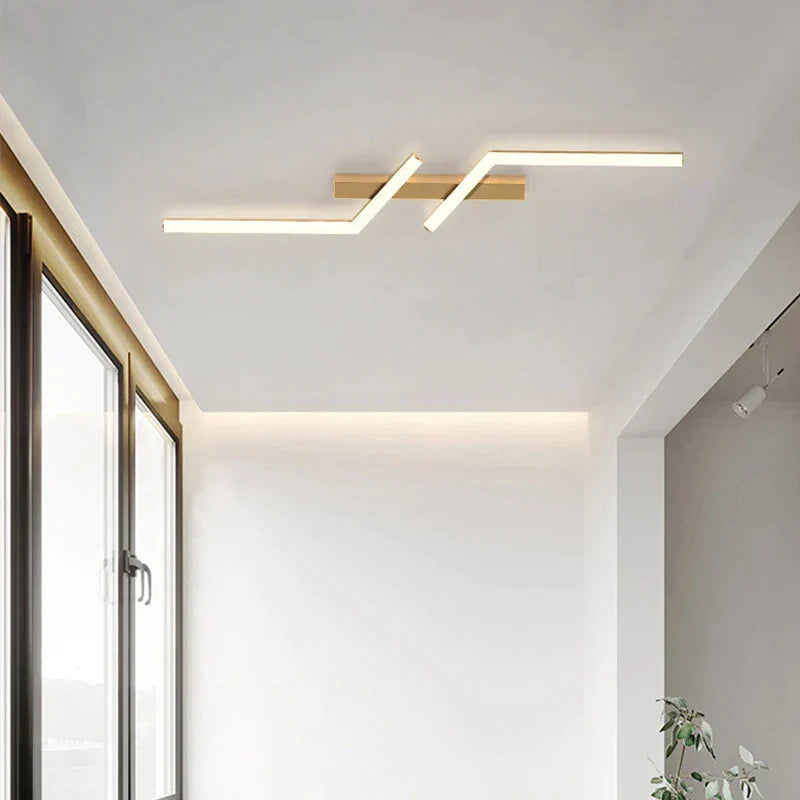 "Moderne LED-Deckenleuchte, minimalistisch, schwarze & goldene Linien, energieeffizient, ideal für Wohn- & Esszimmer."
