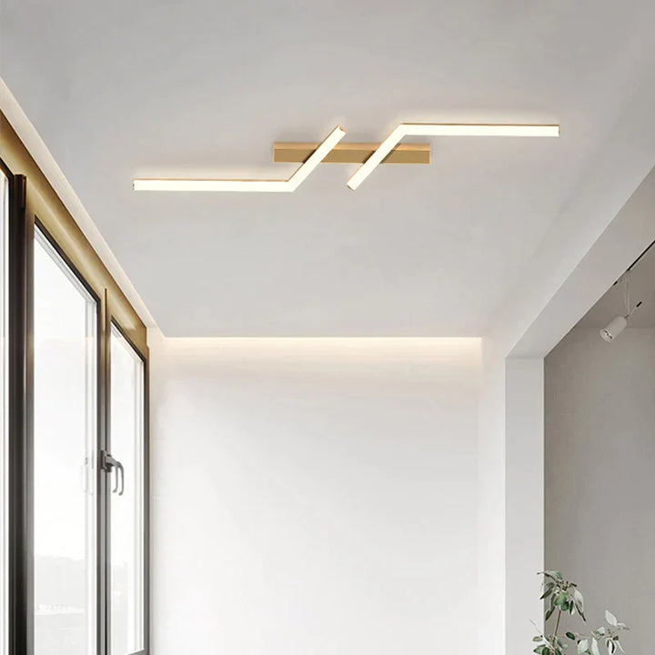 "Moderne LED-Deckenleuchte, minimalistisch, schwarze & goldene Linien, energieeffizient, ideal für Wohn- & Esszimmer."