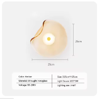 "Moderne LED Glas Wandleuchte mit transparentem Schirm, energiesparend, ideal für stilvolle Wohn- oder Büroräume."