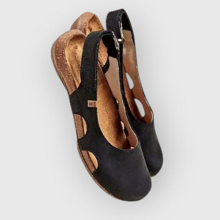 "Moderne orthopädische Damen Sandalen mit ergonomischer Fußbettung und verstellbaren Riemen in Aprikose auf Holzboden"