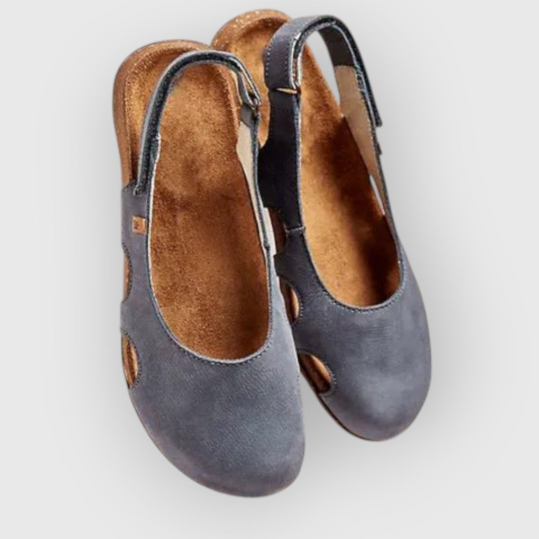 "Moderne orthopädische Damen Sandalen mit ergonomischer Fußbettung und verstellbaren Riemen in Aprikose auf Holzboden"