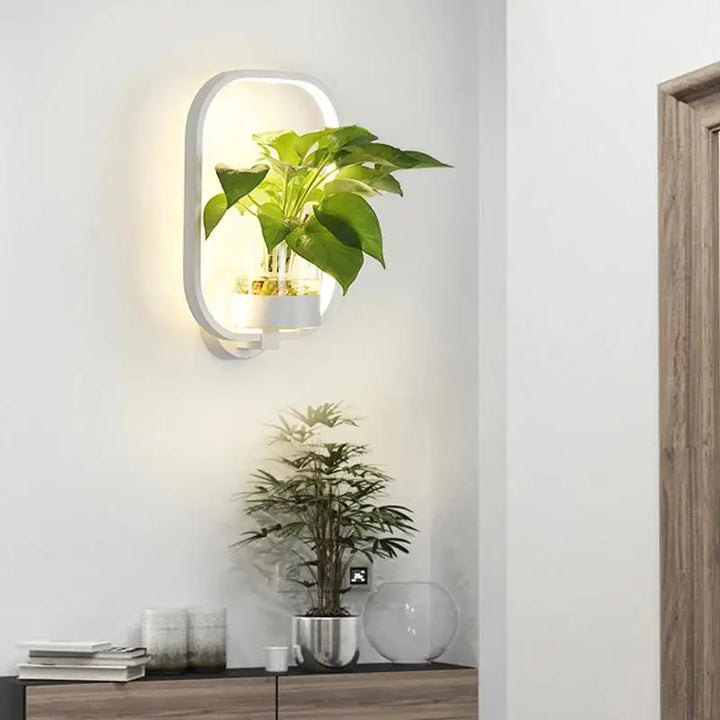 "Moderne Wandleuchte mit Glas und Eisen, integriertem Pflanzgefäß, ideal für Wohnzimmer und Büros, stilvolles Design."