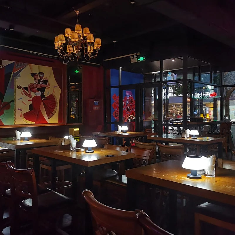 "Moderne weiße Solar-Tischlampe aus ABS und PC, geeignet für Innen- und Außenbereich, kabellos mit LED-Lichtquelle."