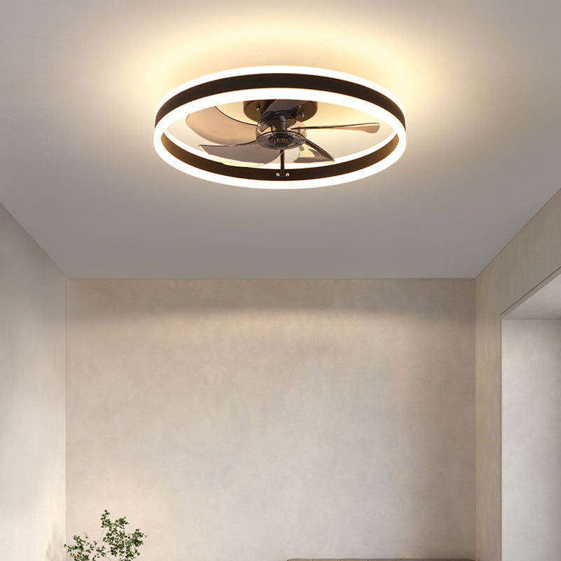 "Moderner LED-Deckenventilator mit eleganten Flügeln und integrierter LED-Beleuchtung, perfekt für Wohn- oder Büroräume."