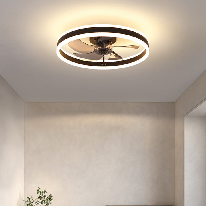 "Moderner LED-Deckenventilator mit eleganten Flügeln und integrierter LED-Beleuchtung, perfekt für Wohn- oder Büroräume."