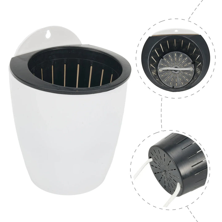 "Moderner, selbstbewässernder Hängepflanztopf mit stilvollem Design für Wandmontage – ideal für drinnen und draußen."