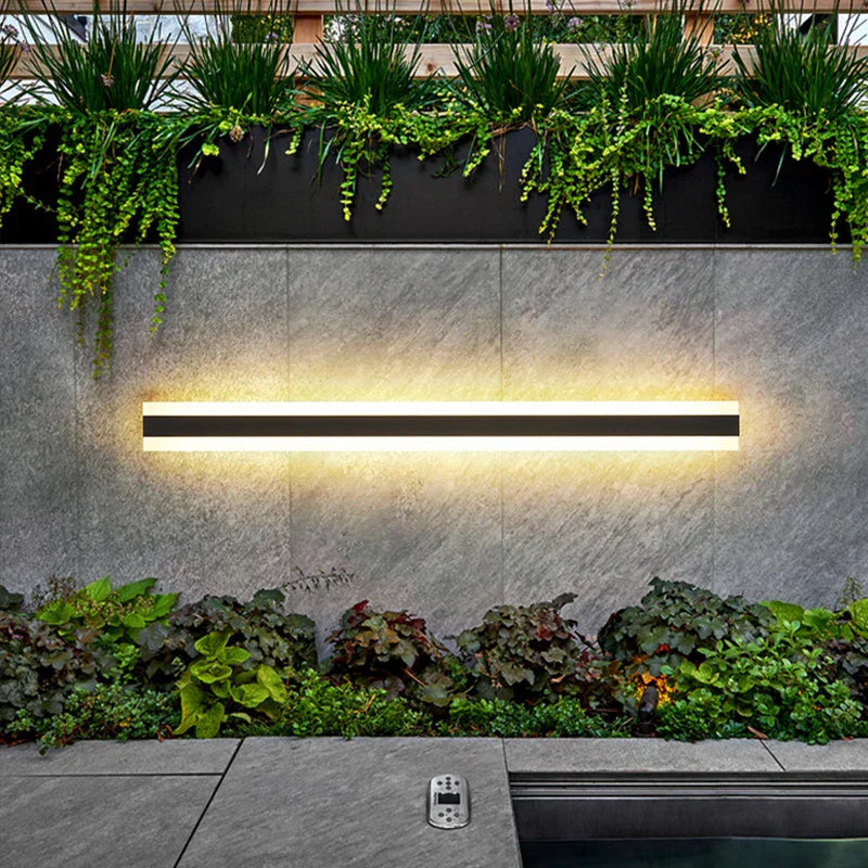"Moderner wasserdichter LED-Außenstrahler an Wand in elegantem Design, ideal für Garten oder Terrasse, robust und langlebig."