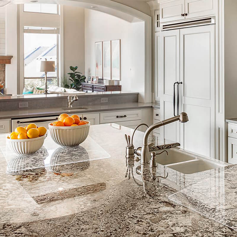 "Modernes, transparentes Acryl-Schneidebrett mit Antirutsch-Technologie, elegant und vielseitig, ideal für jede Küche."