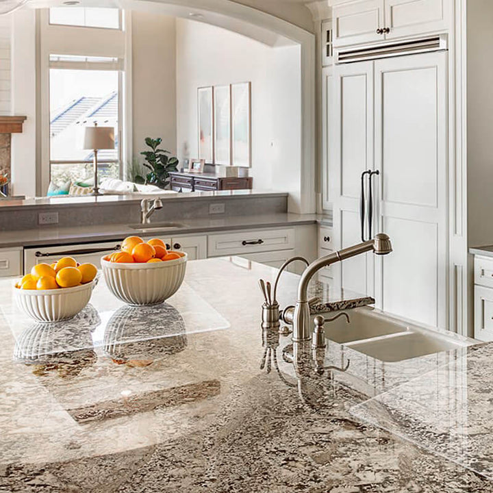 "Modernes, transparentes Acryl-Schneidebrett mit Antirutsch-Technologie, elegant und vielseitig, ideal für jede Küche."