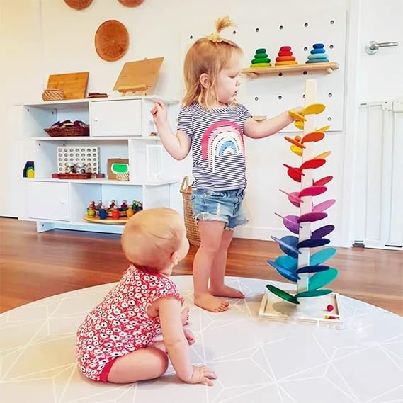 "Montessori Regenbogen Holzturm: Farbenfrohes Spielzeug mit rollenden Murmeln zur Förderung der motorischen Entwicklung."