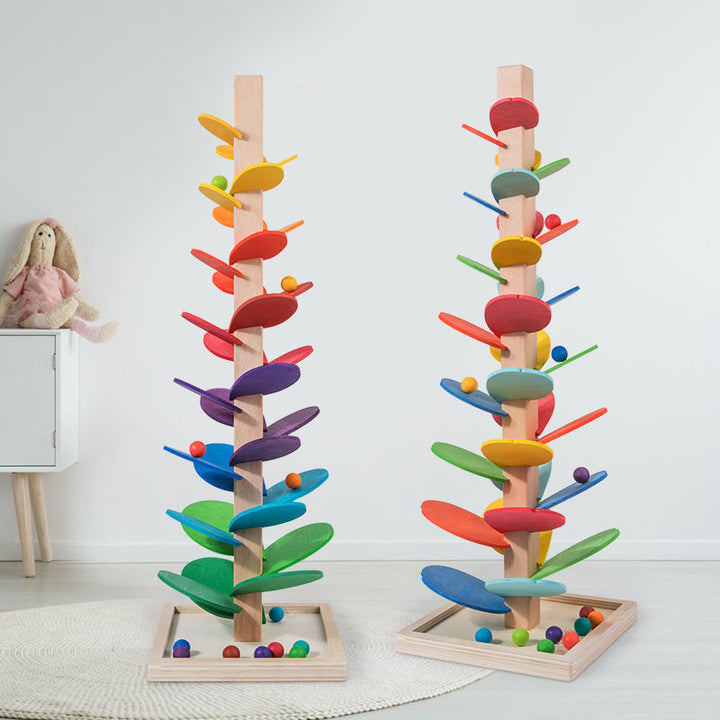 "Montessori Regenbogen Holzturm: Farbenfrohes Spielzeug mit rollenden Murmeln zur Förderung der motorischen Entwicklung."