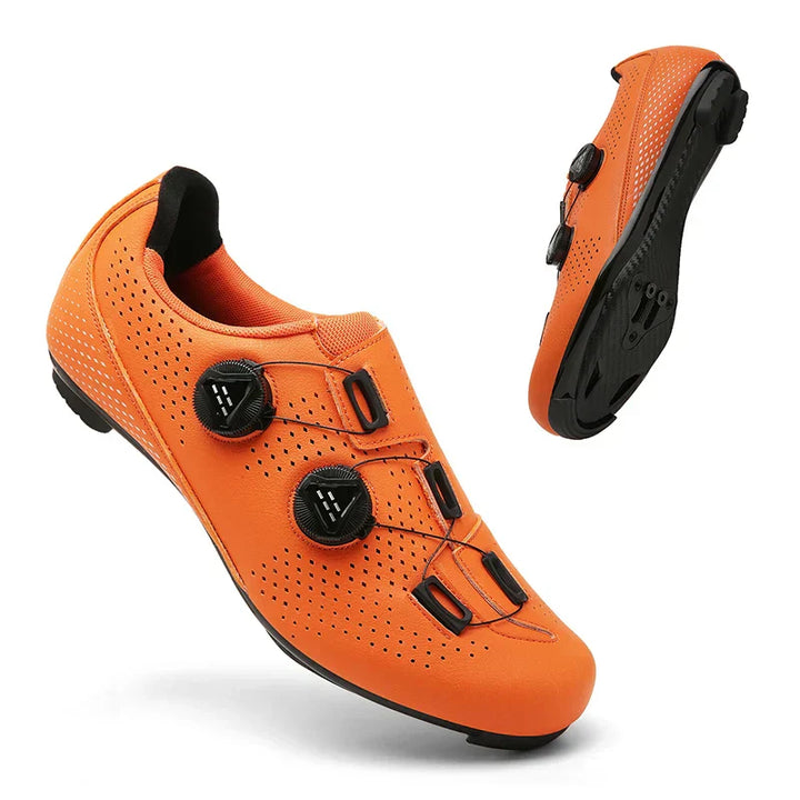 "MTB und Rennradschuhe in Orange, Schwarz und Weiß, stilvoll mit vielseitigem Design, perfekte Wahl für Radfahrer."