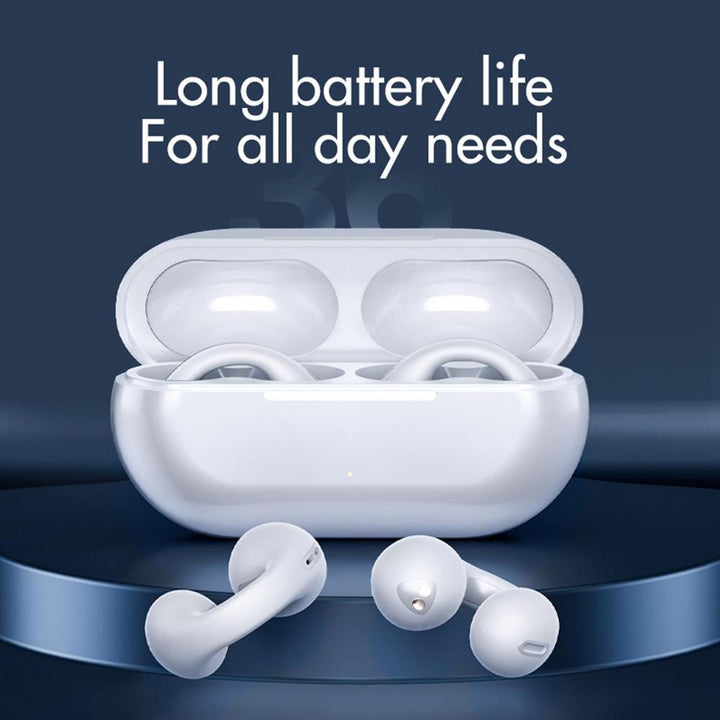 Nahaufnahme einer Frau mit kabellosen schwarzen Knochenschall Ohrhörern, stilvolles Design und kristallklarer HD-Sound.