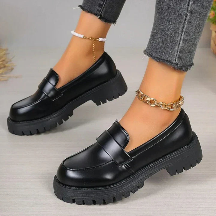 Orthopädische Damen-Mokassins aus Satin mit Keilabsatz, elegantes Design, bequemes Tragegefühl, schwarz, seitliche Ansicht.