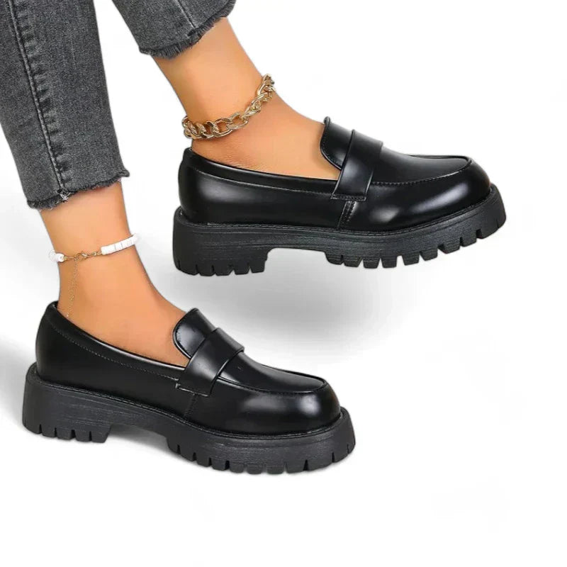 Orthopädische Damen-Mokassins aus Satin mit Keilabsatz, elegantes Design, bequemes Tragegefühl, schwarz, seitliche Ansicht.