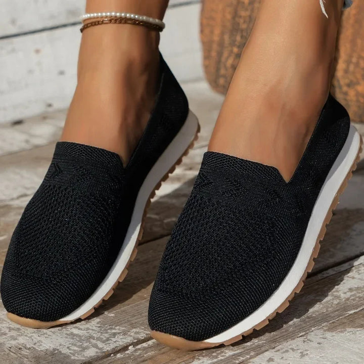 "Orthopädische Damen-Schuhe, schwarz, moderner Slip-On-Stil, ergonomische Sohle, runde Spitze, Komfort und Atmungsaktivität"