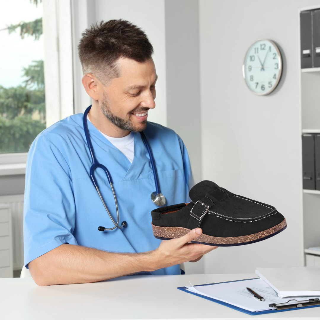 Orthopädische Damenhausschuhe aus Wildleder, ergonomische Sohle, rutschfest, in Lila, bietet maximalen Komfort.